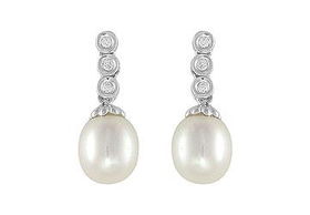 Cultured Pearl and Diamond Earrings : 14K White Gold - 0.12 CT Diamondscultured 