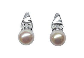 Cultured Pearl and Diamond Earrings : 14K White Gold - 0.10 CT Diamondscultured 