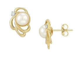 Cultured Pearl and Diamond Earrings : 14K Yellow Gold - 0.05 CT Diamondscultured 