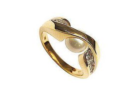 Cultured Pearl and Diamond Ring : 14K Yellow Gold - 0.15 CT Diamonds - Ring Size 9.0