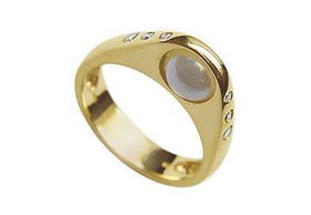 Cultured Pearl and Diamond Ring : 14K Yellow Gold - 0.12 CT Diamonds - Ring Size 9.0cultured 