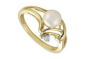 Cultured Pearl and Diamond Ring : 14K Yellow Gold - 0.02 CT Diamonds - Ring Size 9.5cultured 