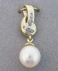 WHITE PEARL DIAMOND GOLD DANGLE PENDANTwhite 