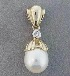 WHITE PEARL DIAMOND GOLD DANGLE PENDANTwhite 