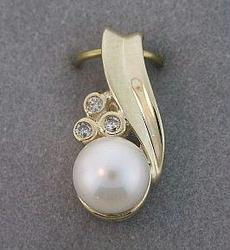 WHITE PEARL DIAMOND GOLD PENDANTwhite 
