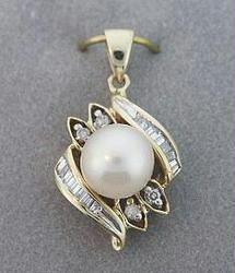 WHITE PEARL DIAMOND GOLD PENDANTwhite 