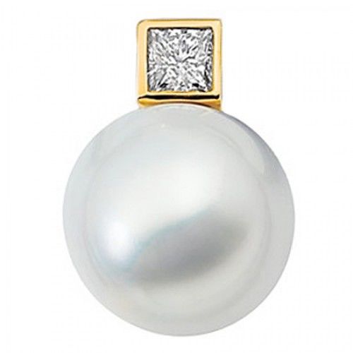 14mm Round Pearl Pendant in 18k Yellow Gold.
