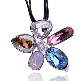 Luxurious Necklace Made of Imported Austrian Crystal Material for Girls