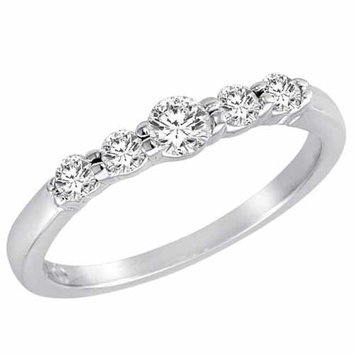 18K White Gold 5 Stone Center Graduated Round Diamond Promise Ring (1/2 cttw, F-G, VS)