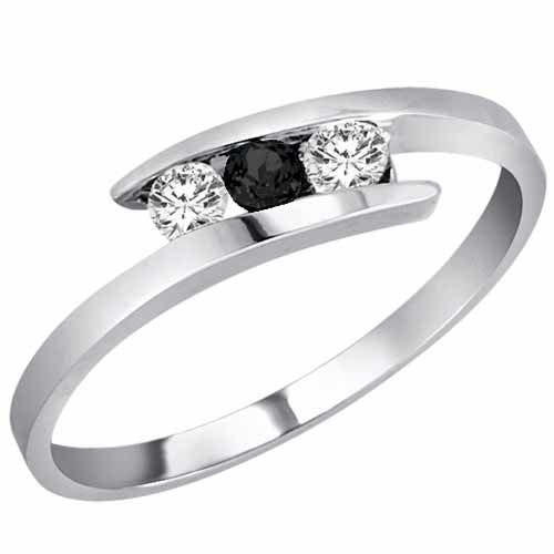 18K White Gold Round 3 Stone Channel Set Onyx and Diamond Ring (0.25 cttw)